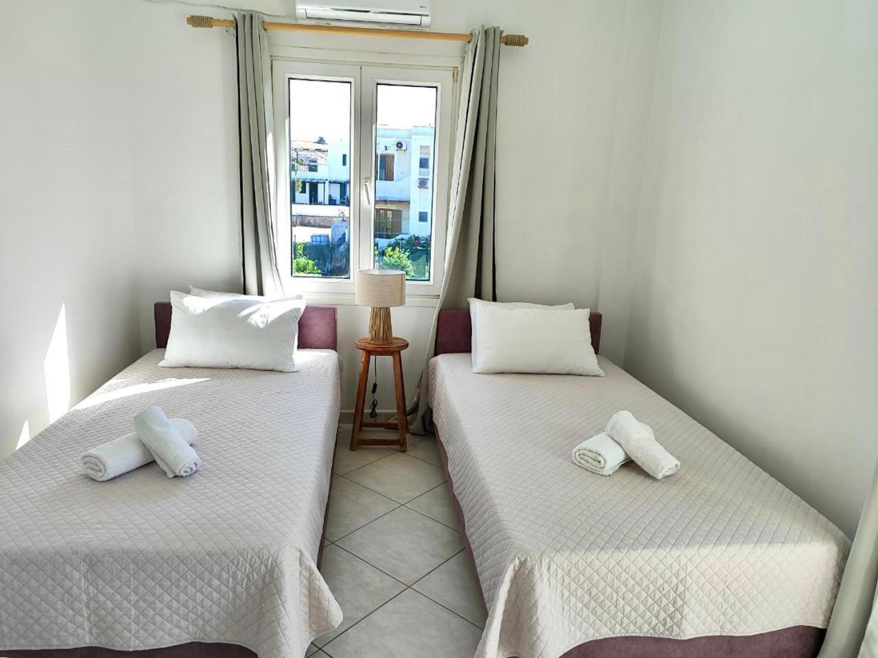Theasis Apartments Adamantas  Ngoại thất bức ảnh